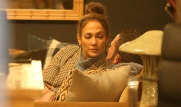 Jennifer Lopez și Ben Affleck în timp ce se stau de vorbă în magazin