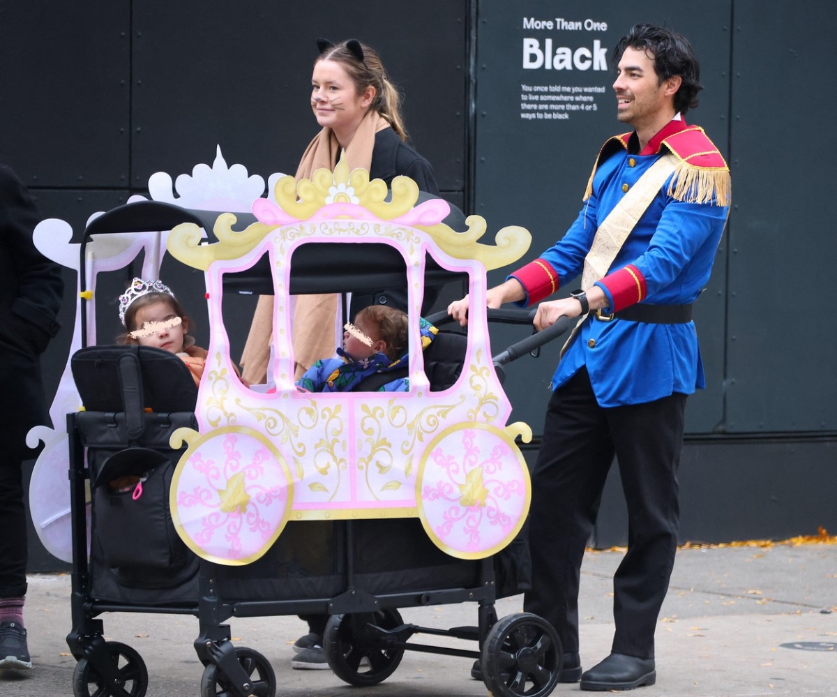 Joe Jonas îmbrăcat în prinț în timp ce împinge căruțul fetițelor sale pe care l-a decorat într-o caleașcă de Halloween
