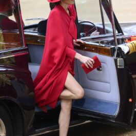 Kate Middleton, într-o ținută roșie, cu pălărie pe cap