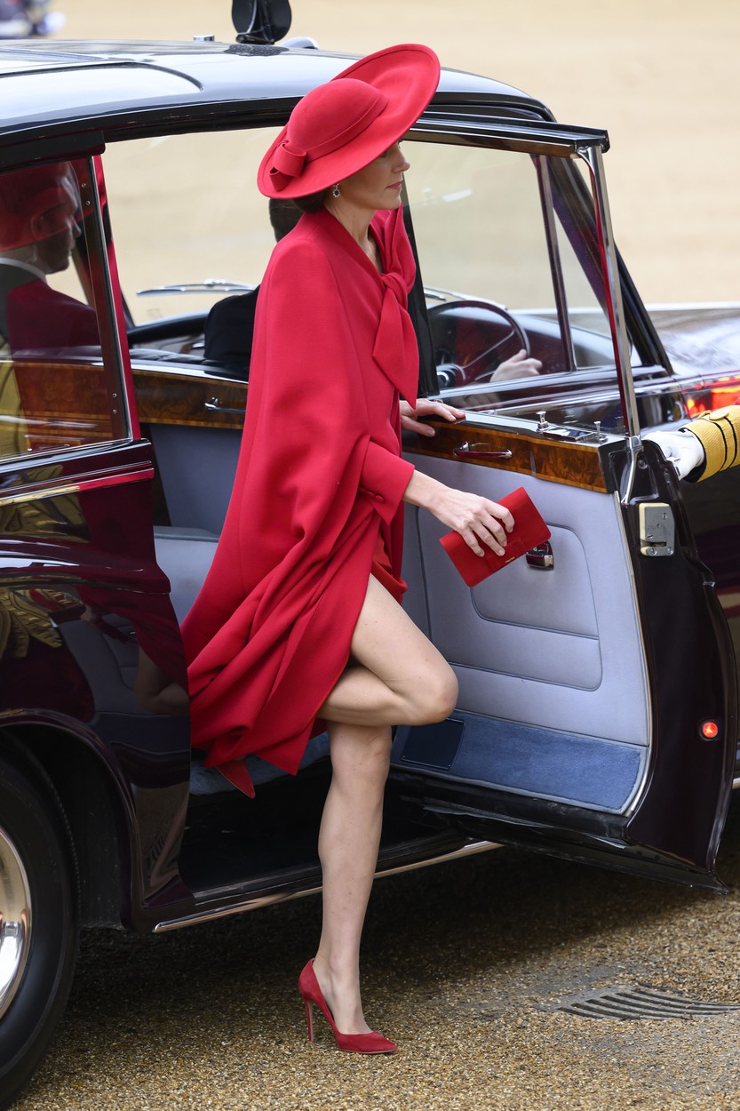 Kate Middleton, într-o ținută roșie, cu pălărie pe cap