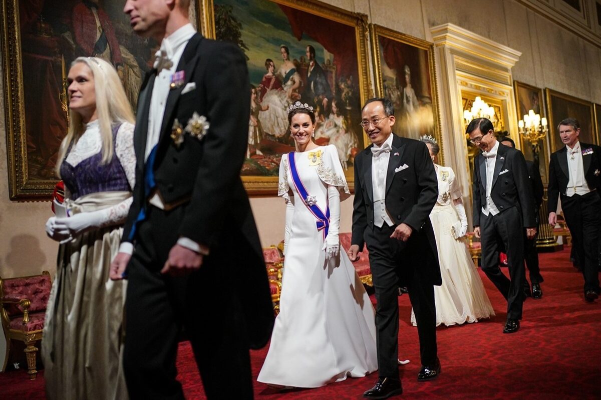 Kate Middleton într-o rochie albă în timp ce vine la banchetul regal organizat de Regele Charles