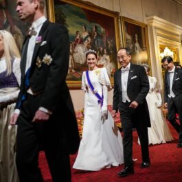 Kate Middleton într-o rochie albă în timp ce vine la banchetul regal organizat de Regele Charles