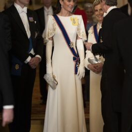 Kate Middleton într-o rochie albă cu o tiara rară în timp ce participă la dineul regal organizat de Regele Charles pentru invitatul său, preșetindele Republicii Coreea de Sud