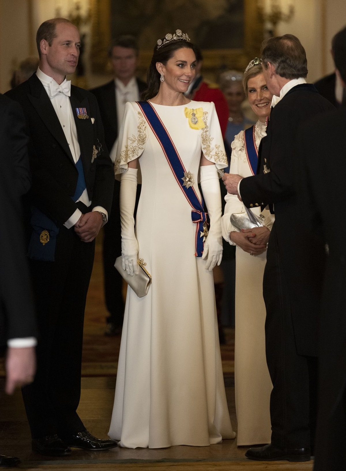 Kate Middleton într-o rochie albă cu o tiara rară în timp ce participă la dineul regal organizat de Regele Charles pentru invitatul său, preșetindele Republicii Coreea de Sud