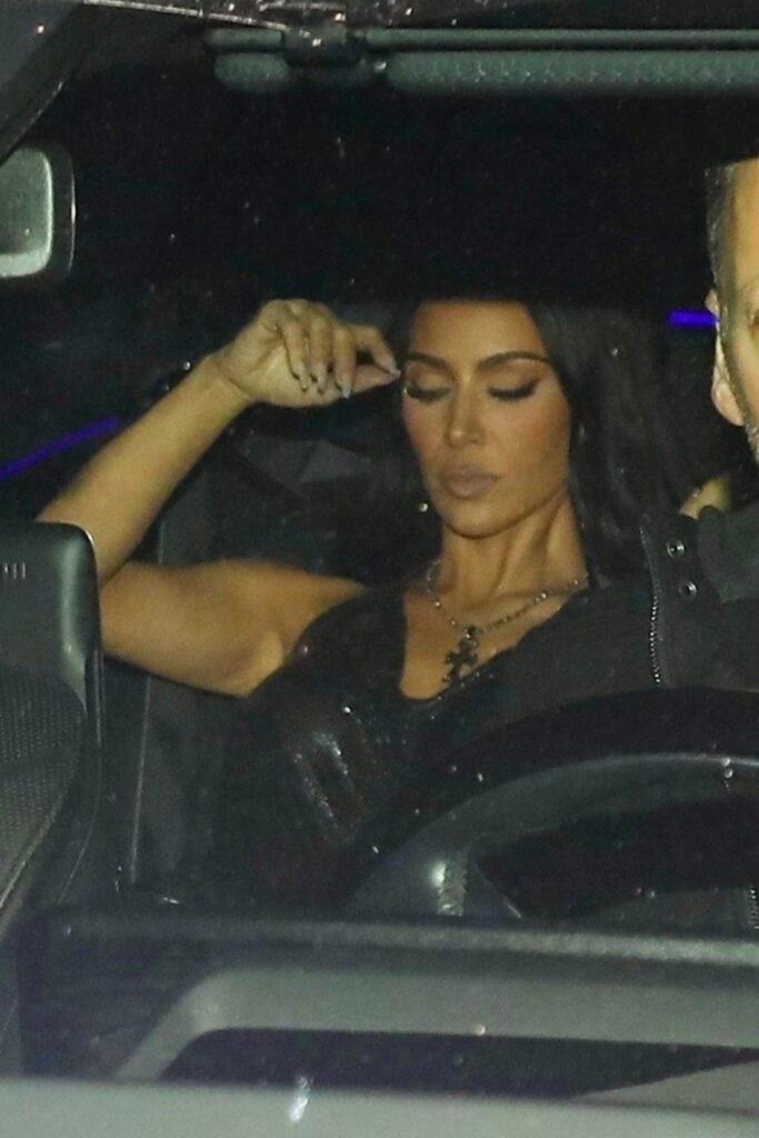 Kim Kardashian pozată în mașină în timp ce pleaca de la petrecerea lui Leonadro DiCaprio
