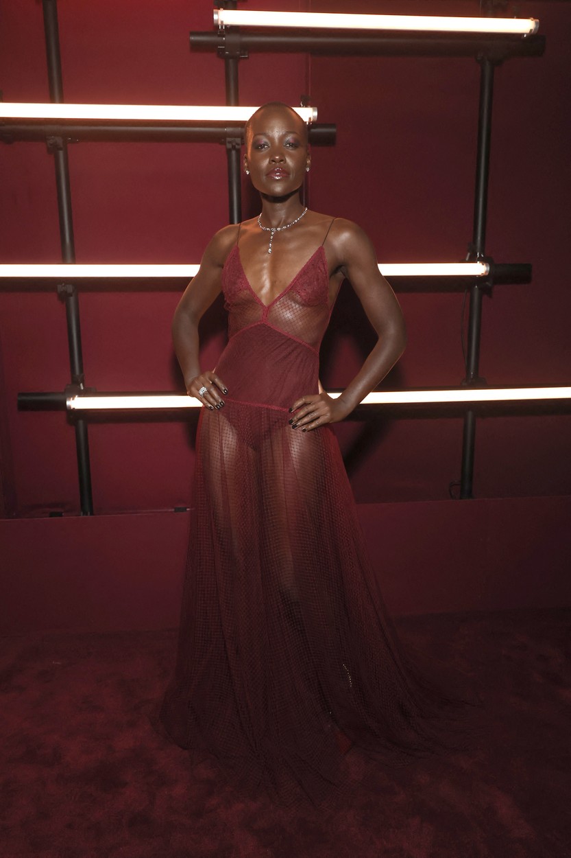 Lupita Nyong’o, într-o rochie vișinie, transparentă la Gala LACMA Art + Film 2023