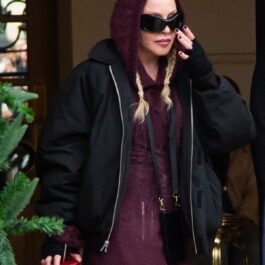 Madonna cu ochelari de soare negri în timp ce pleacă dintr-un hotel din Paris