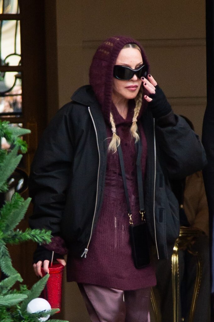 Madonna cu ochelari de soare negri în timp ce pleacă dintr-un hotel din Paris