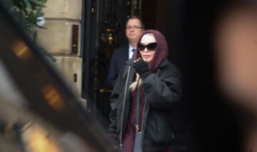 Madonna cu ochelari de soare negri și fără machiaj în timp ce pleacă dintr-un hotel din Paris