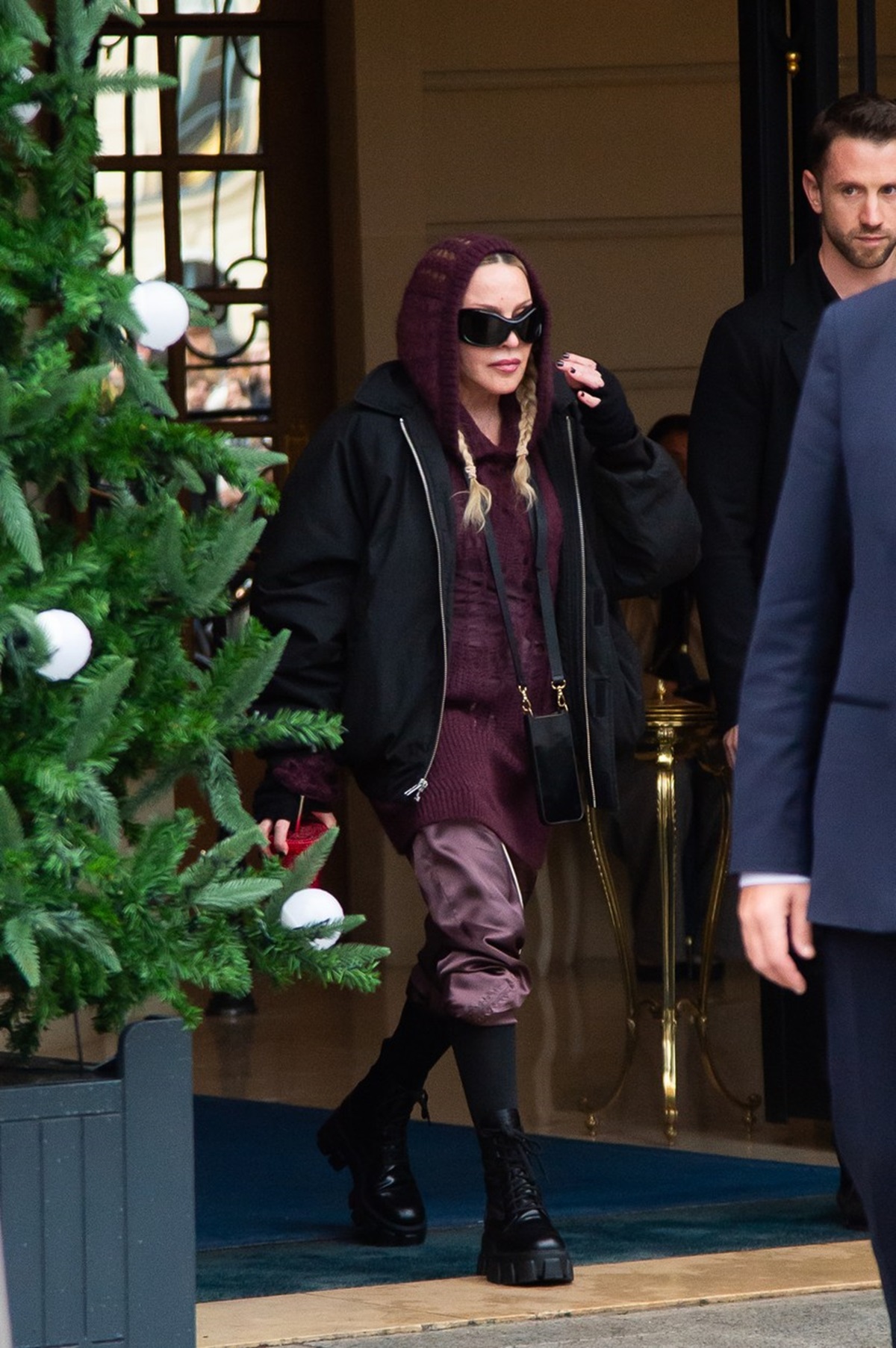 Madonna într-un outfit casual în timp ce părăsește un hotel din Paris