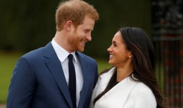 Prințul Harry și Meghan Markle în timp ce se privesc în ochi după ce au anunțat faptul că se logodesc