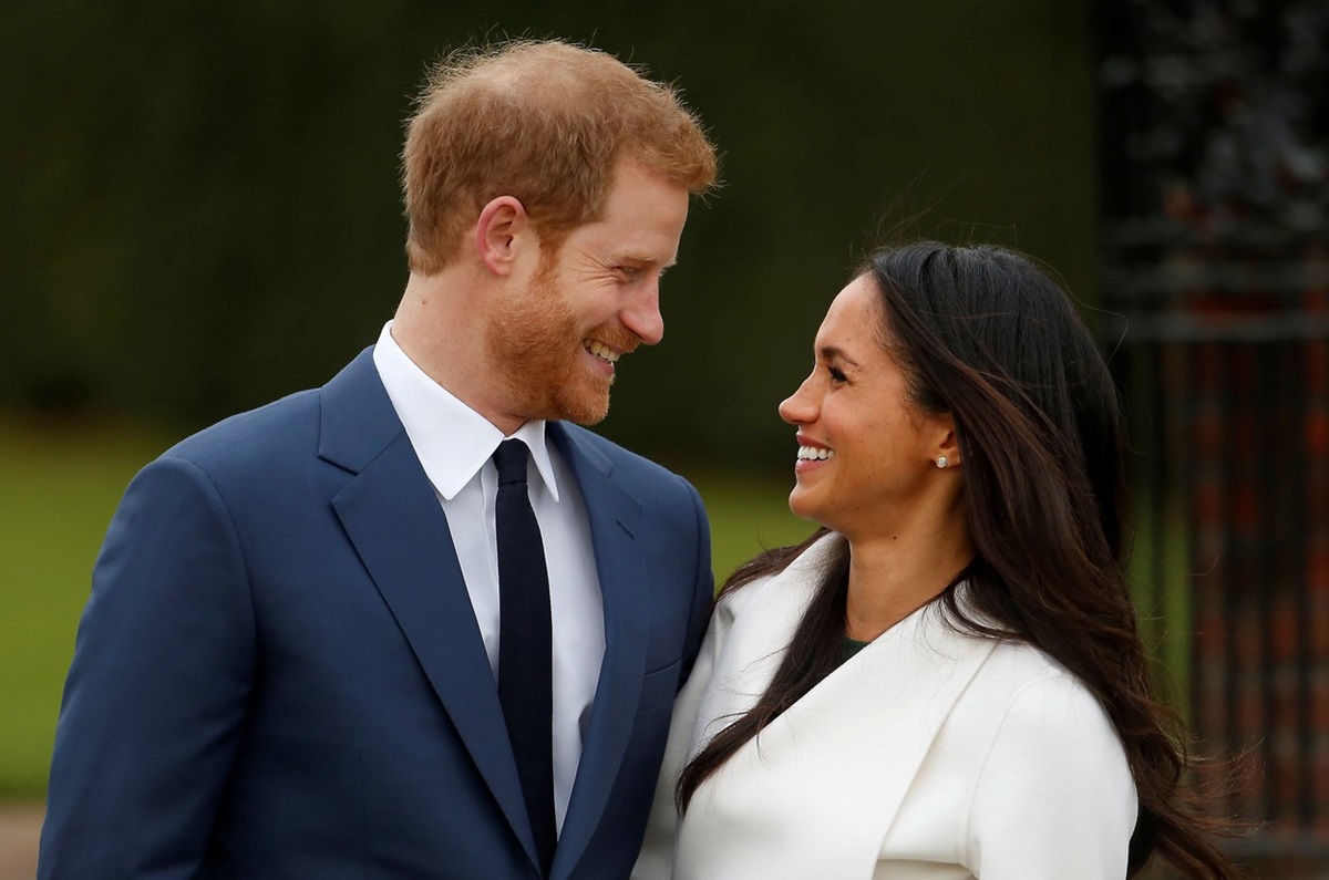 Prințul Harry și Meghan Markle în timp ce se privesc în ochi după ce au anunțat faptul că se logodesc
