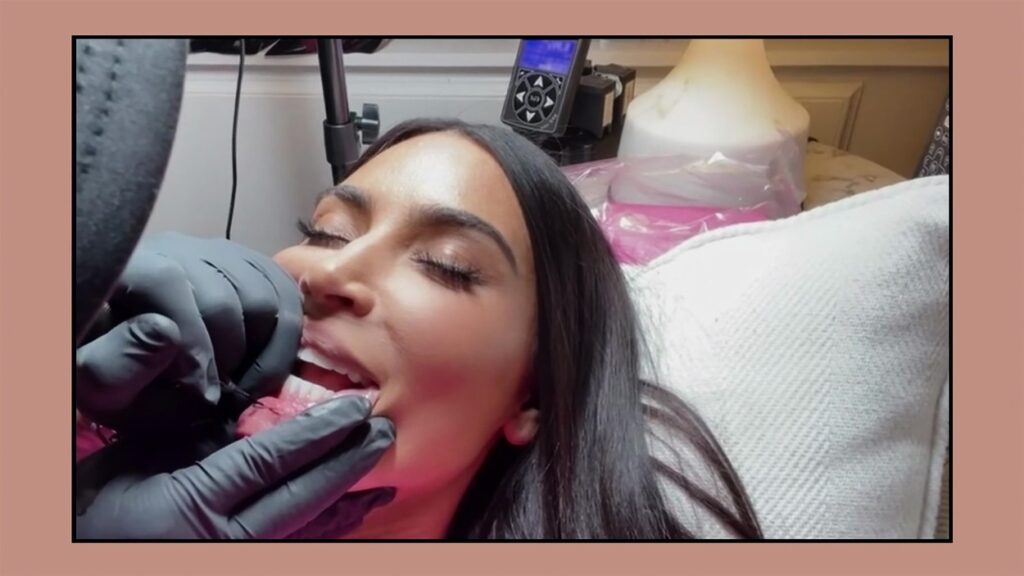 Kim Kardashian își face un tatuaj cu semnul infinitului pe buza inferioară