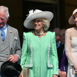 Regele Charles alături de Regina Camilla și Meghan Markle la un eveniment regal