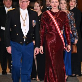 Prințesa Charlene într-o rochie vișinie, alături de soțul ei, de Ziua Națională a Monaco