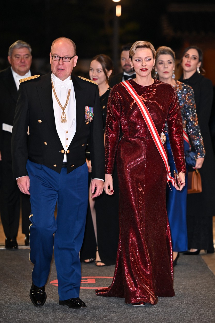 Prințesa Charlene într-o rochie vișinie, alături de soțul ei, de Ziua Națională a Monaco