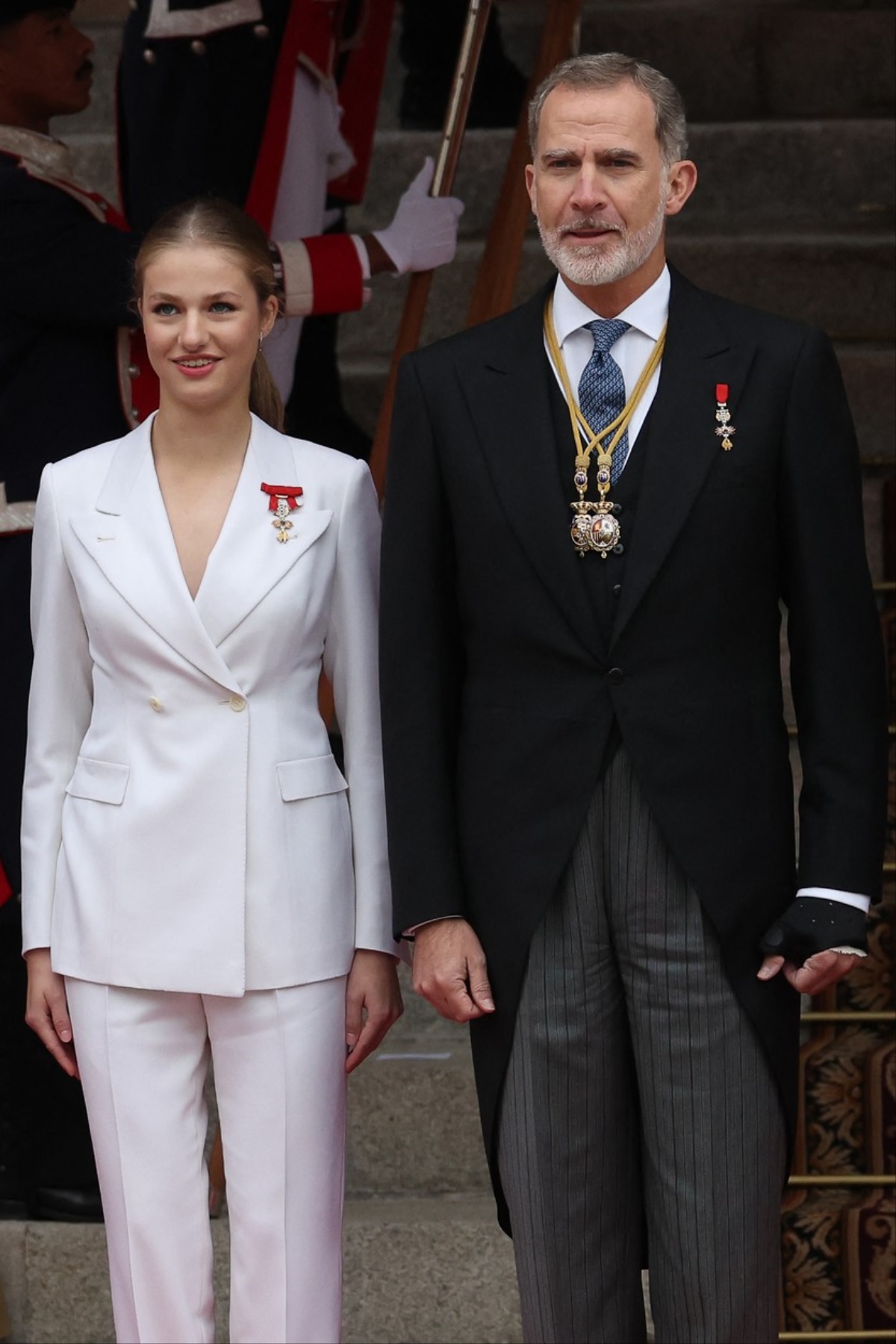 Prințesa Leonor într-un costum alb alături de Regele Felipe într-un costum negru în timpul ceremoniei de depunere a jurământului față de constituție