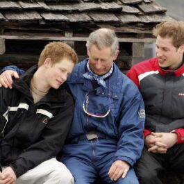 Prințul Harry, Regele Charles și Prințul William în timpul unei vacanțe la schi