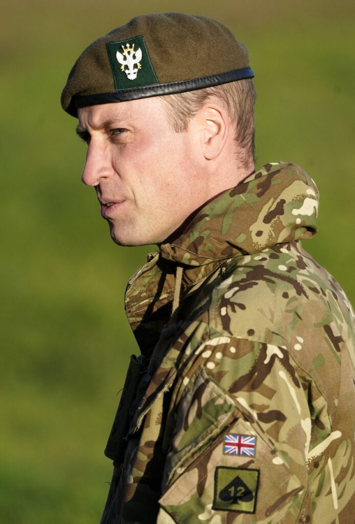 Prințul William, în ținută militară, în timpul unui antrenament