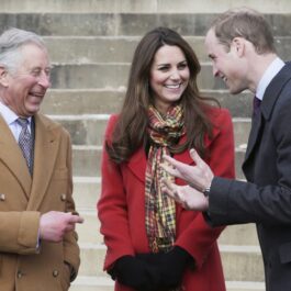 Prințul William, Kate Middleton și Regele Charles în timp ce râd împreună după slujba de Crăciun