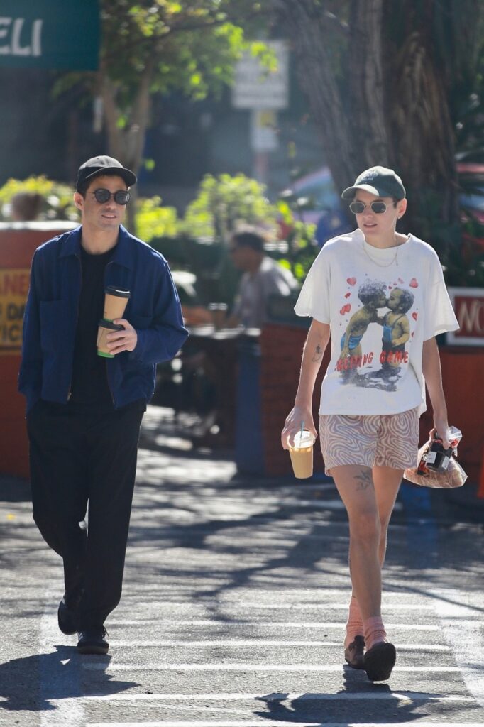 Emma Corrin și Rami Malek, la o cafea, în parc