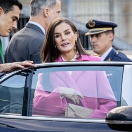 Regina Letizia a lansat un trend nou pentru iarna aceasta și a purtat un palton roz în timpul vizitei din Danemarca
