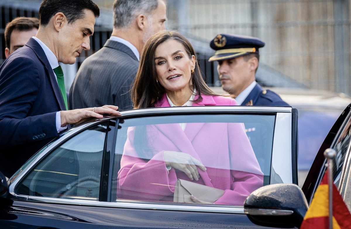 Regina Letizia a lansat un trend nou pentru iarna aceasta și a purtat un palton roz în timpul vizitei din Danemarca