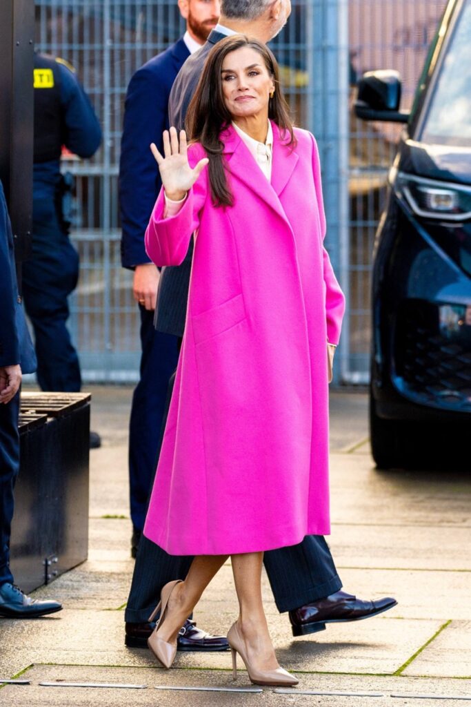 Regina Letizia cu un palton roz în timpul vizitei sale din Danemarca