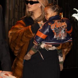 Rihanna care îl ține în brațe pe băiețelul său, RZA, în fața unui hotel din NEw York