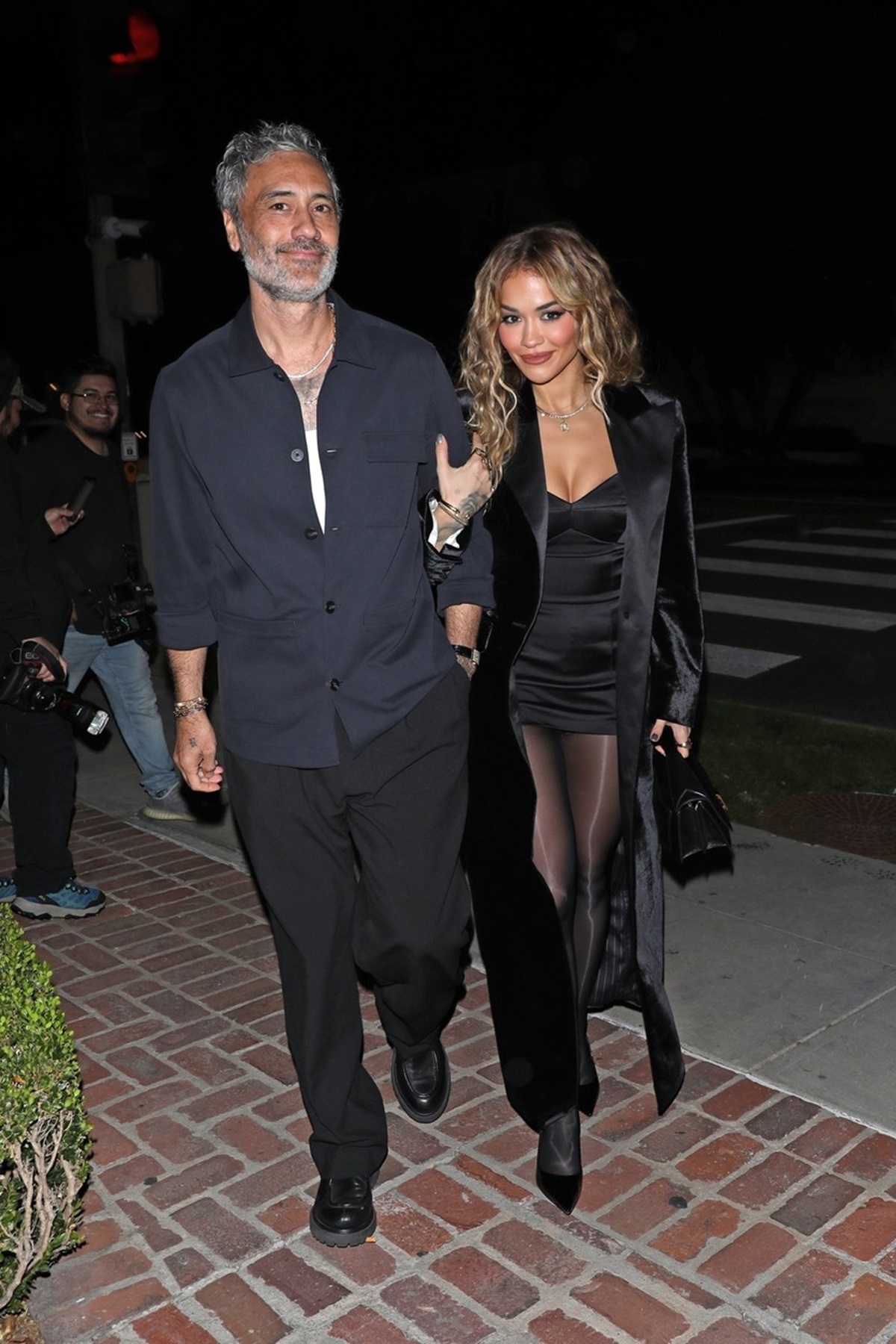 Rita Ora și Taila Waititi în timp ce merg la petrecerea aniversară a lui Leonardo Dicaprio
