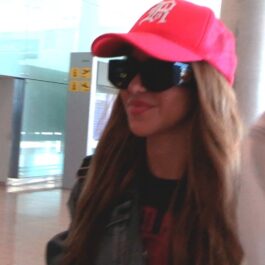 Shakira cu o șapcă roșie în timp ce părăsește aeroportul din Madrid