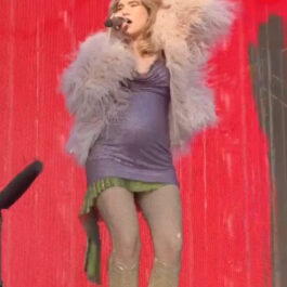 Suki Waterhouse, într-o rochie mini cu paiete, pe scenă