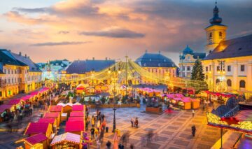 O imagine panoramică a târgului de Crăciun de la Sibiu care se află pe lista cu târguri de Crăciun din România în anul 2023