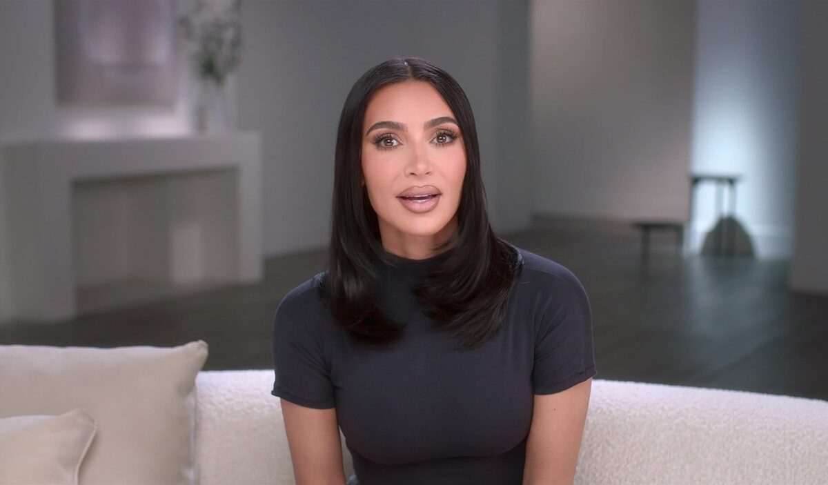 Kim Kardashian, în fața camerelor, în timpul filmărilor pentru reality show-ul ei