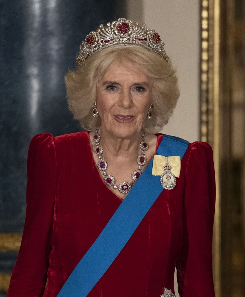 Regina Camilla cu o tiara cu rubine la dineul organizat de Regele Charles