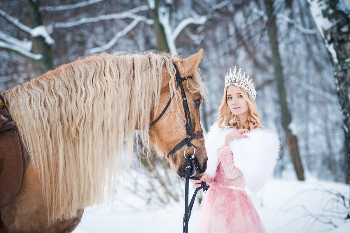 O prințesă cu coroniță, zodia norocoasă a lunii decembrie 2023, care ține în frâu un ponei într-o pădure înzăpezită