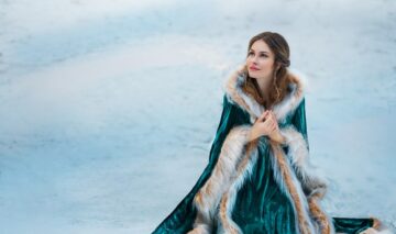 O femeie frumoasă care poartă o faină de blană verde și stă pe un câmp plin de zăpadă pentru a ilustra una dintre cele trei zodii care își vor mărturisi iubirea pe 27 noiembrie 2023