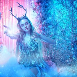 O femeie frumoasă care poartă o rochie de iarnă și stă într-un peisaj feeric pentru a ilustra una dintre cele patru zodii care iubesc iarna