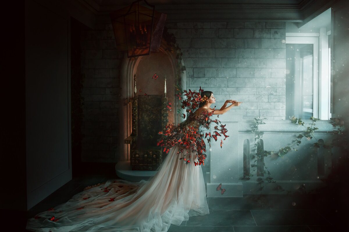 O femeie frumoasă care poartă o rochie albă și este înconjurată de frunze și flori într-o cameră de castel ilustrând una dintre cele trei zodii care trec greu peste o despărțire
