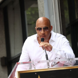Vin Diesel, la un eveniment, fotografiat în timp ce vorbește la microfon