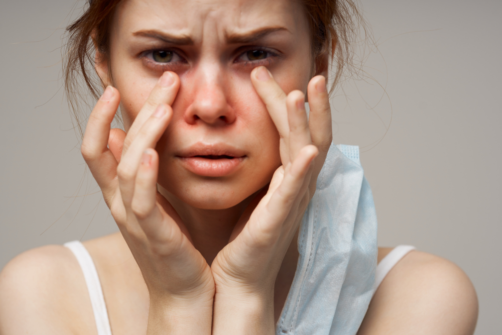 O femeie care se confruntă cu alergie pe față