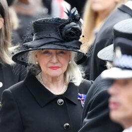 Angela Kelly, în haine negre, la înmormântarea Reginei Elisabeta