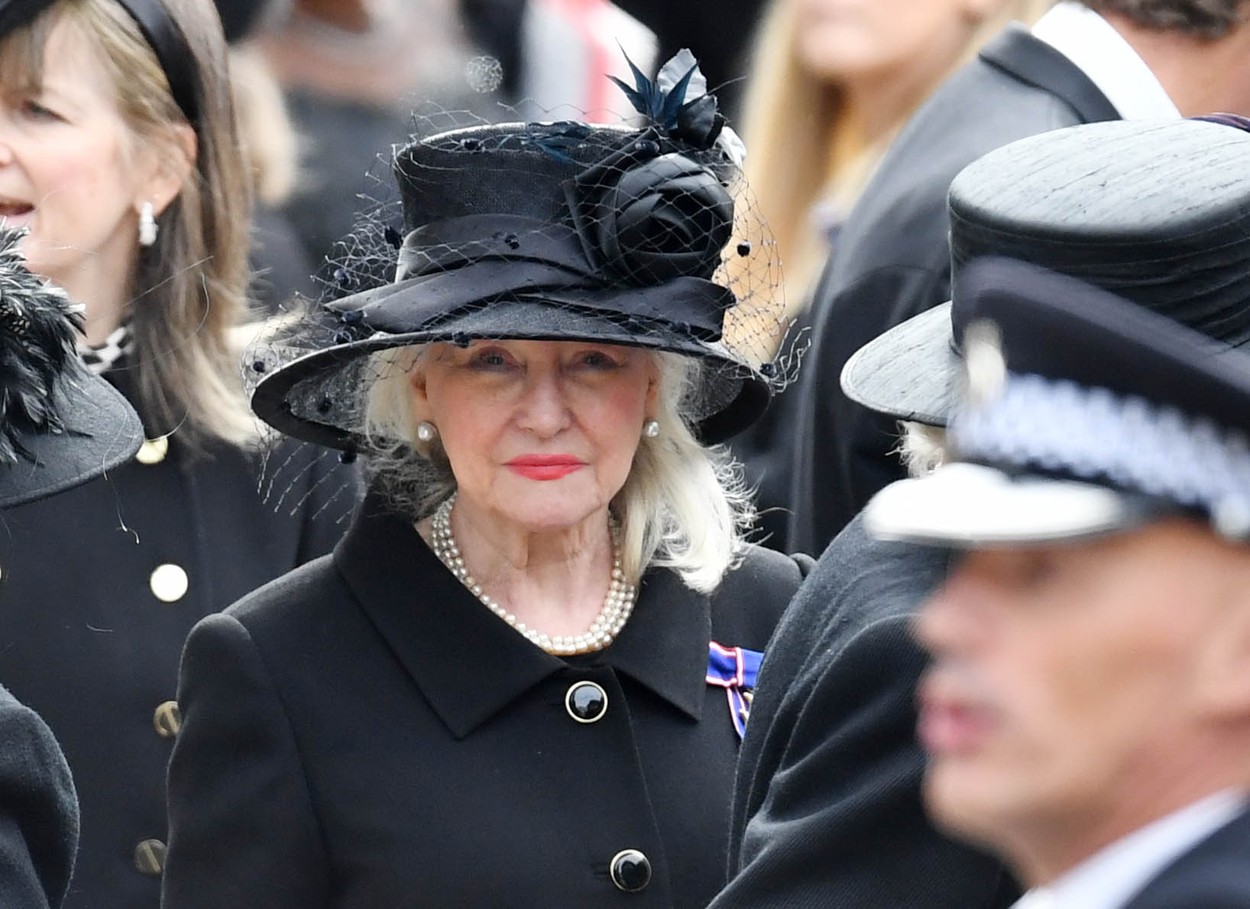 Angela Kelly, în haine negre, la înmormântarea Reginei Elisabeta