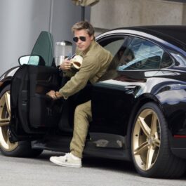 Brad Pitt, fotografiat în timp ce coboară dintr-o mașină sport