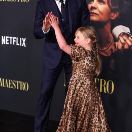 Bradley Cooper și Lea în timp ce pozează împreună pe covorul roșu la prmeiera filmului Maestro