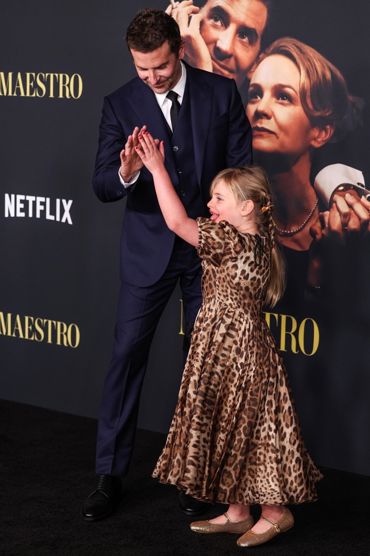 Bradley Cooper și Lea în timp ce pozează împreună pe covorul roșu la prmeiera filmului Maestro