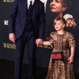 Bradley Cooper, la costum, alături de fiica lui, Lea, care poartă o rochiță cu imprimeu de leopard, la premiera filmului Maestro
