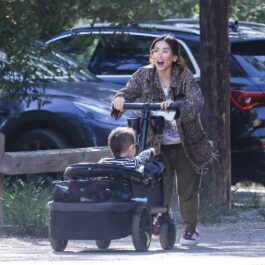 Brenda Song în timp ce împinge un cărucior cu cei doi copii ai săi