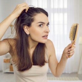 O femeie care se confruntă cu căderea părului