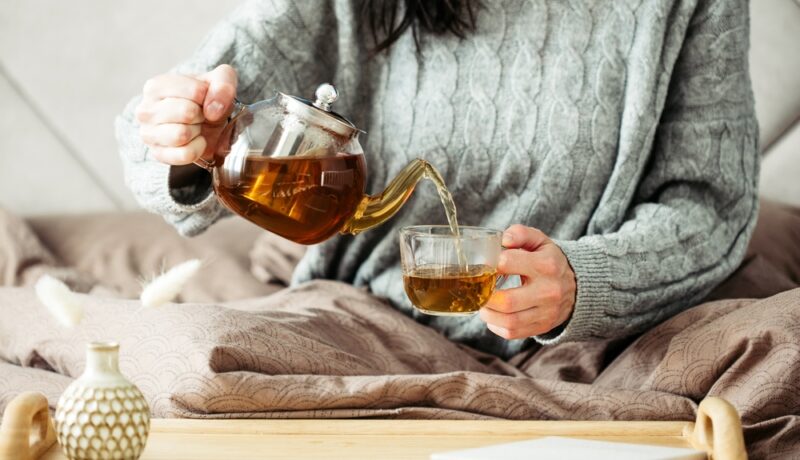Ceaiuri care te-ar putea ajuta să scapi de tuse. Remedii naturale pentru momentele când ești răcită